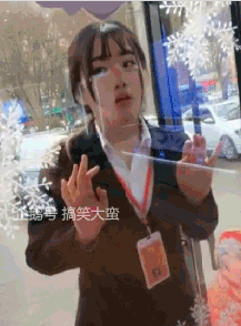 搞笑gif趣图兄弟姐妹们太好客了,这是要让贵客喝酒喝到饱的节奏啊
