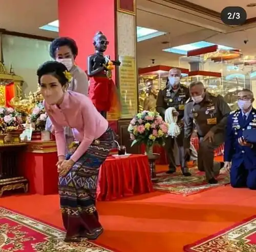 美丽动人,摆脱争斗的诗妮娜专心改善形象,牵手老婆婆笑容亲切
