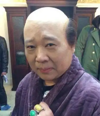 爆笑错位镜头,肖战秋裤外穿,郭德纲戴蝴蝶结,看了杨幂太尴尬何炅
