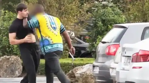 国外街头爆笑恶搞小哥竟敢动黑哥的轮胎,不打你打谁
