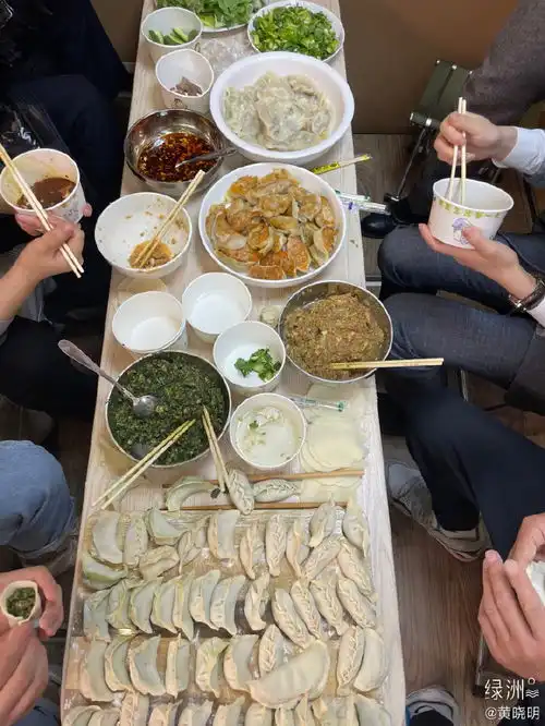 组图黄晓明初五绿洲自己包饺子五种馅的饺子迎接五路财神
