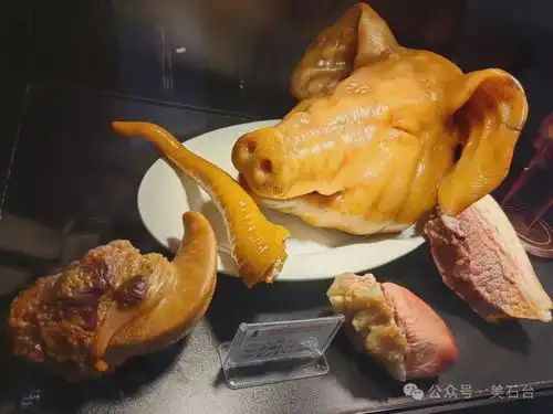 这个猪头熟食系列以假乱真,令人垂涎三尺,宝主却说全是石头
