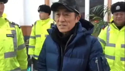 暴雪被困张艺谋动用特权让交警送家人至车站,小30岁娇妻坐不住了
