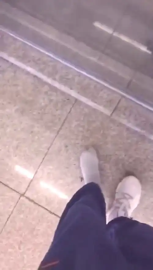 姐夫的鞋,竟然卡到电梯上了,太搞笑了
