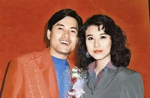 64岁吕良伟现身内蒙,精神矍铄戴千万名表,小14岁友人用酒肉招待
