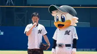 日本男子在棒球场开球仪式上向身患癌症的女友求婚
