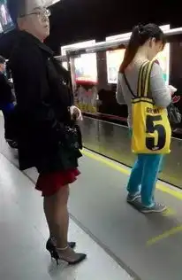 你是穷得没钱买裤子了吗
