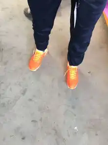 我感觉这双鞋颜色太显眼了有点高调我穿起来没自信咋办是咋回事
