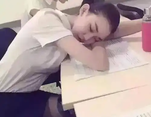 搞笑gif趣图妹子,你这样很不好吧,考试都能睡着
