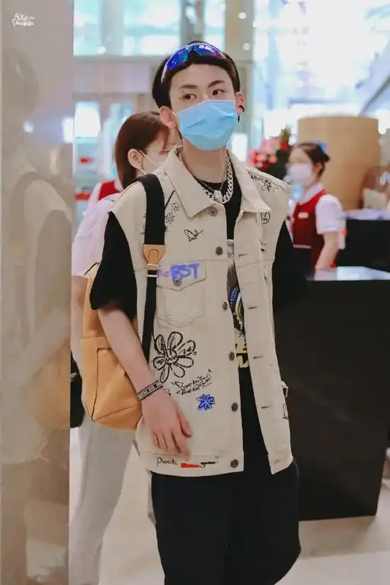 造型走火入魔王琳凯的穿搭你给他打几分

