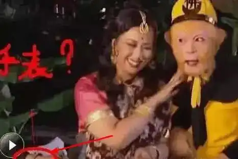 史上最搞笑的穿帮镜头,民国时期你口袋里藏了啥,手机还是烟
