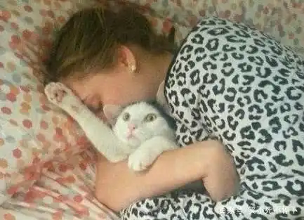 搞笑图片幽默段子笑话妹子,你这样的猪蹄鞋穿着会舒服吗
