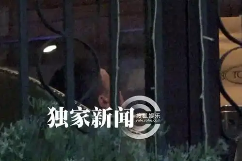 孙红雷开心庆生宴请亲朋搞怪吐烟圈
