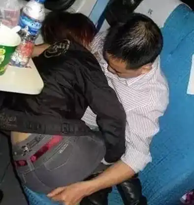搞笑图片抢到站票也不容易,妹子睡姿超霸气
