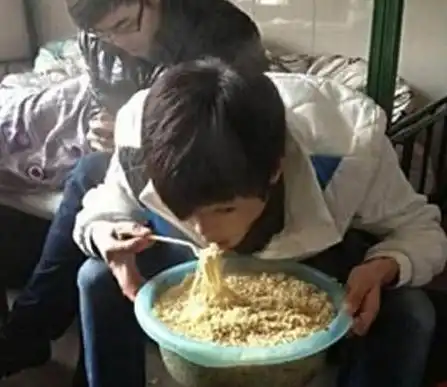 幽默图片搞笑段子这辆大拖拉机头难道也是苹果厂家出的
