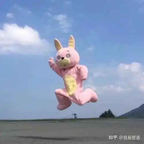我女朋友几乎都是我主动给她发消息然后她还不一定理我,只要我不给她发消息她几乎就不会来找我,我该怎么办
