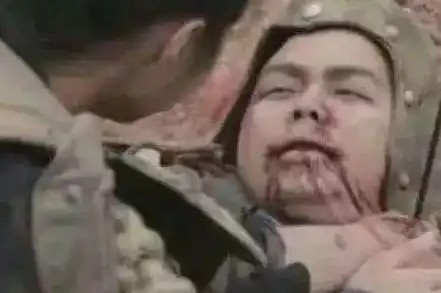 影视剧中的爆笑穿帮镜头,被断的铁链锁了三年,枪口堵上被发现
