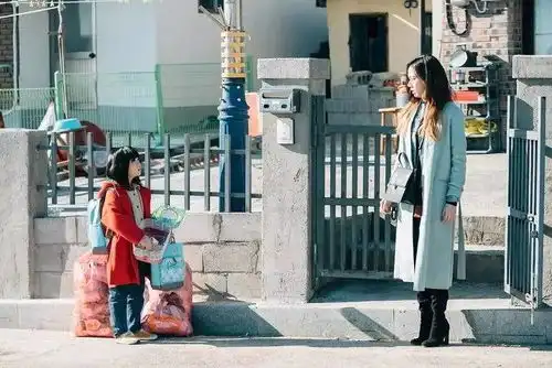 我都差点忘了,她先是她自己,然后才是我妈
