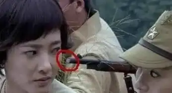 明星的穿帮镜头,鹿晗神之一拉太抢镜,网友看完后都笑喷了
