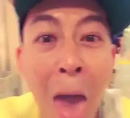 陈冠希搞怪自拍戴皮卡丘帽子吐舌卖萌
