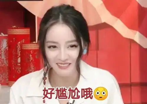 热巴吃播,不小心啃碎勺子,谁注意救场动作,隔着屏幕粉丝都慌了
