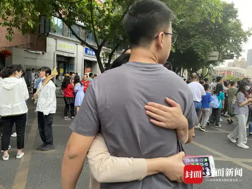 姐妹团考点外拉横幅庆祝考生高考结束图集
