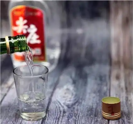 买白酒时,不管啥牌子,只要酒瓶上有这行字,全是酒精勾兑酒
