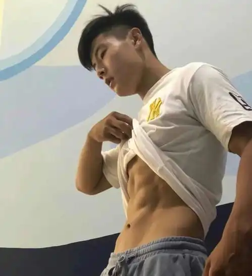 组图身高177体重65公斤的小奶狗,爱晒腹肌的男生果真都帅
