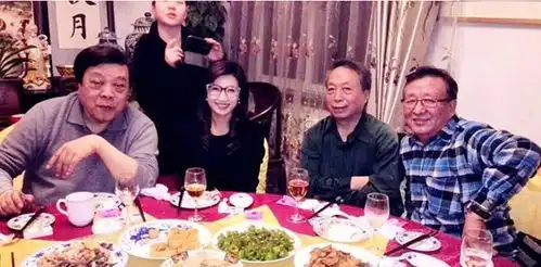 赵忠祥去世前三天记者去病房探视,透露连喊三遍才睁开眼点下头
