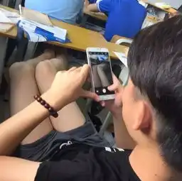 搞笑gif公交上看到的妹子总感觉她穿的不对劲
