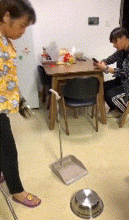 搞笑gif尺有所长寸有所短,妹子你就适可而止吧
