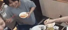 爆笑gif趣图大白天的跑我这偷人头来了
