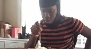 搞笑gif趣图自己吃脏不脏无所谓,但爸爸吃一定要洗干净
