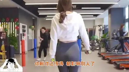 爆笑妹子在健身房这样练哑铃,已经迷倒了在场的小伙儿不能自已
