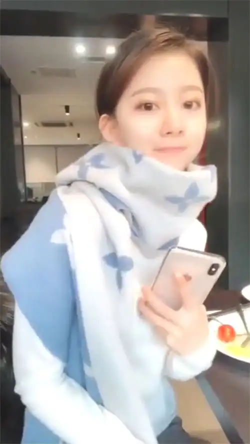 小姐姐真可爱,撩起剪刀手的那一刻,网友感觉心都酥了
