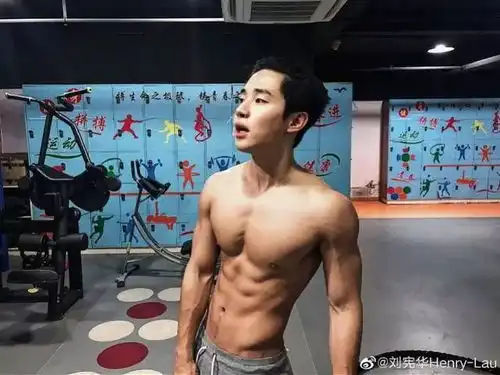 刘宪华裹浴巾出浴图,惊现大胸肌和搓衣板
