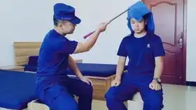 班长,我两分钟拉了100多个迎体向上,搞得我八块腹肌到现在还点疼呢
