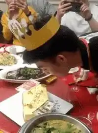 爆笑gif趣图大白天的跑我这偷人头来了
