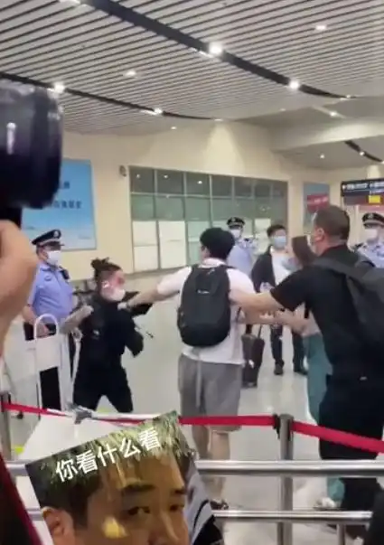 工作人员与粉丝打架,马嘉祺在一旁冷漠对待,被网友吐槽不负责

