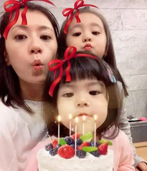 贾静雯修杰楷为小女儿庆生,一家四口幸福甜蜜,却不见梧桐妹身影
