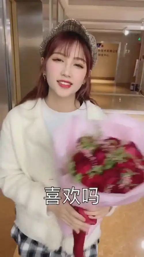 美女嫌弃小哥不送她酒,年年都送花,美女不喝多你怎么能有机会

