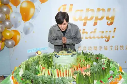 黄晓明成为高德地图新代言人,生日会上看到送来的蛋糕醉了
