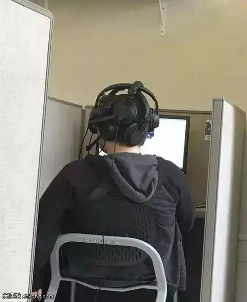 搞笑图片一样的姿势,风格差异却这么大呢
