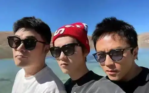 邓超在社交平台晒出自己与鹿晗去探望陈赫的照片,配文很搞笑
