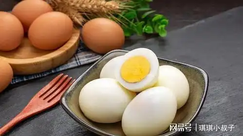 煮鸡蛋只用水,难怪不好剥壳,加两物,软嫩鲜香,蛋壳一碰就掉
