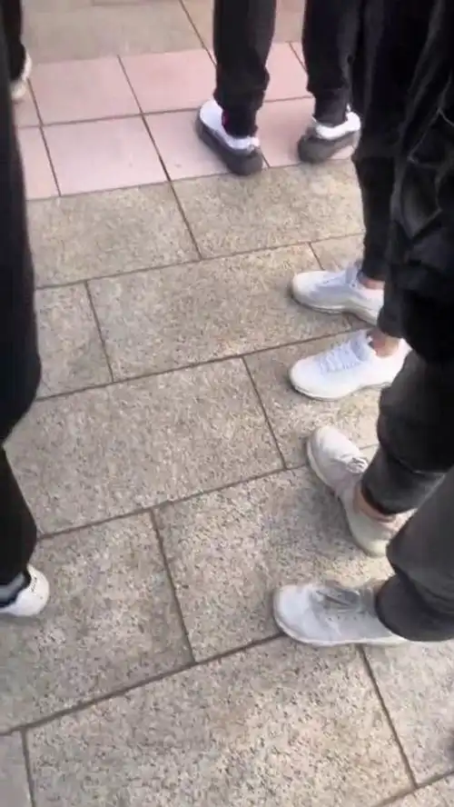 小哥参加活动却没有白鞋,结果让人哭笑不得,太有才了
