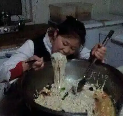 搞笑图片哥你就偷着乐吧,给这样的妹子撑腿这辈子也算是值了啊
