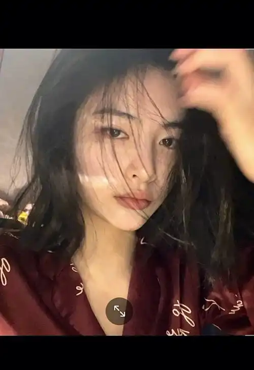 组图许佳琪穿睡衣对镜自拍俏皮可爱甜笑wink素颜状态能打
