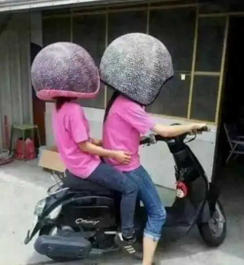 这么大的头盔,肯定很安全
