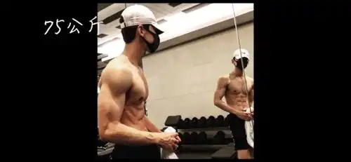 白敬亭为角色健身增重34斤,晒照片腹肌明显,回复网友要克制
